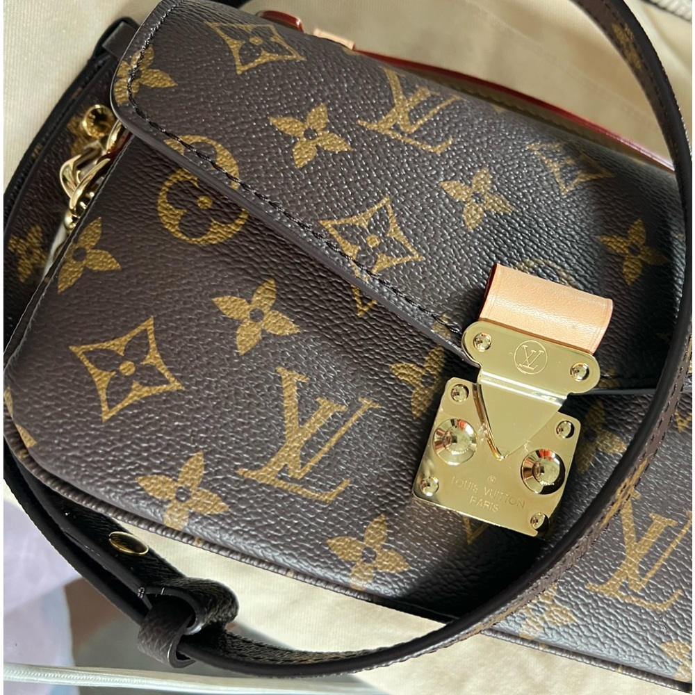 LOUIS VUITTON POCHETTE MÈTIS EAST WEST